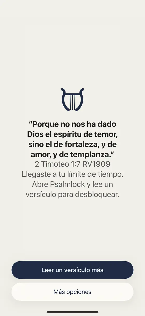 Una app bloqueada en Psalmlock muestra un versículo, 2 Timoteo 1:7 RV1909, y un botón para leer y desbloquear